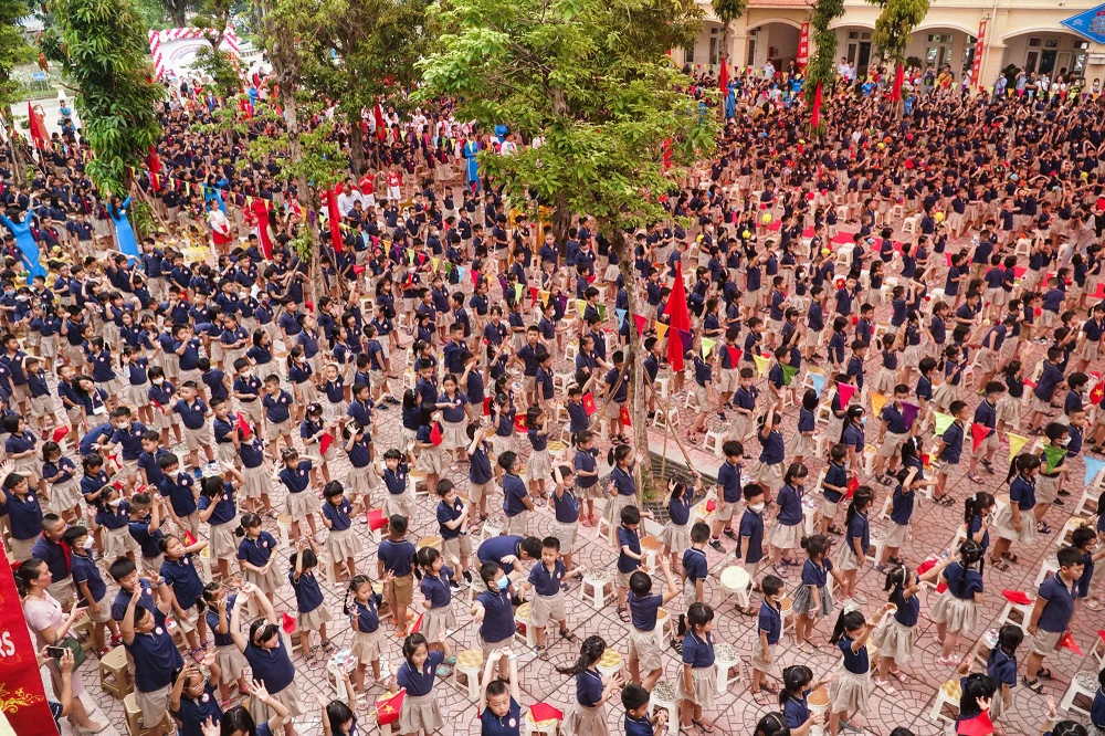 Ghi nhận tại Trường Tiểu học Trung Yên, quận Cầu Giấy, TP Hà Nội, gần 2.000 học sinh, các bậc phụ huynh và thầy cô giáo đã có mặt đông đủ để tham dự buổi lễ.