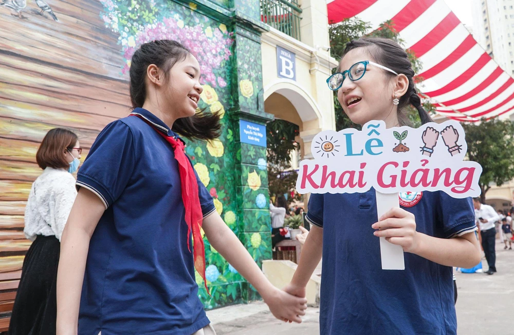 Bạn bè vui mừng gặp lại nhau trong buổi lễ khai giảng đầy ý nghĩa.