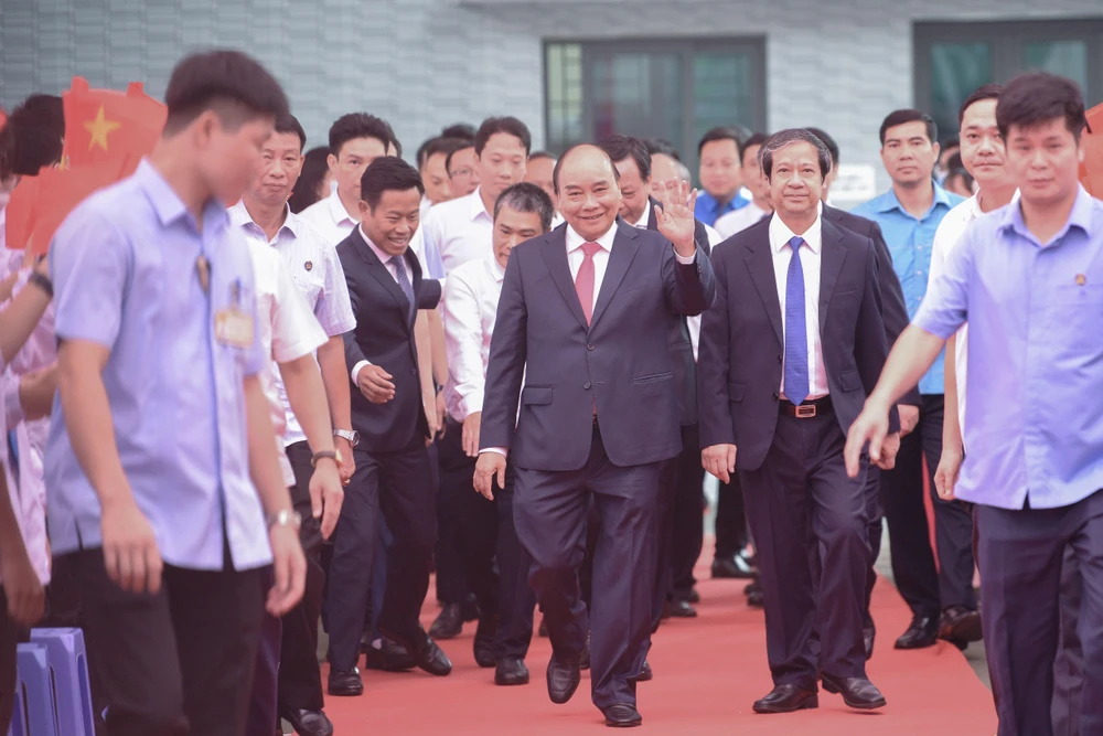 Chủ tịch nước và lãnh đạo Bộ GD&amp;ĐT tới dự lễ khai giảng năm học mới 2022 - 2023 tại Trường THPT chuyên Khoa học Tự nhiên, ĐHQG Hà Nội vào sáng nay. Ảnh CTV