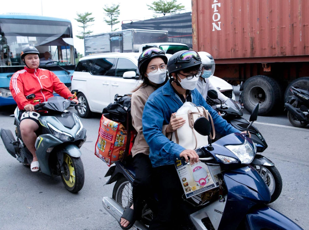 Nhiều người dân hôm nay mới lên Thủ đô để bắt đầu công việc sau kỳ nghỉ lễ.