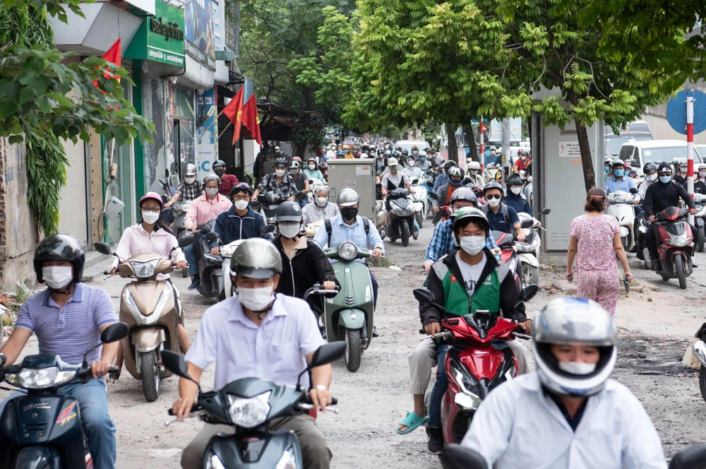 Phía dưới, nhiều người phải leo cả lên vỉa hè để đi cho kịp giờ làm.