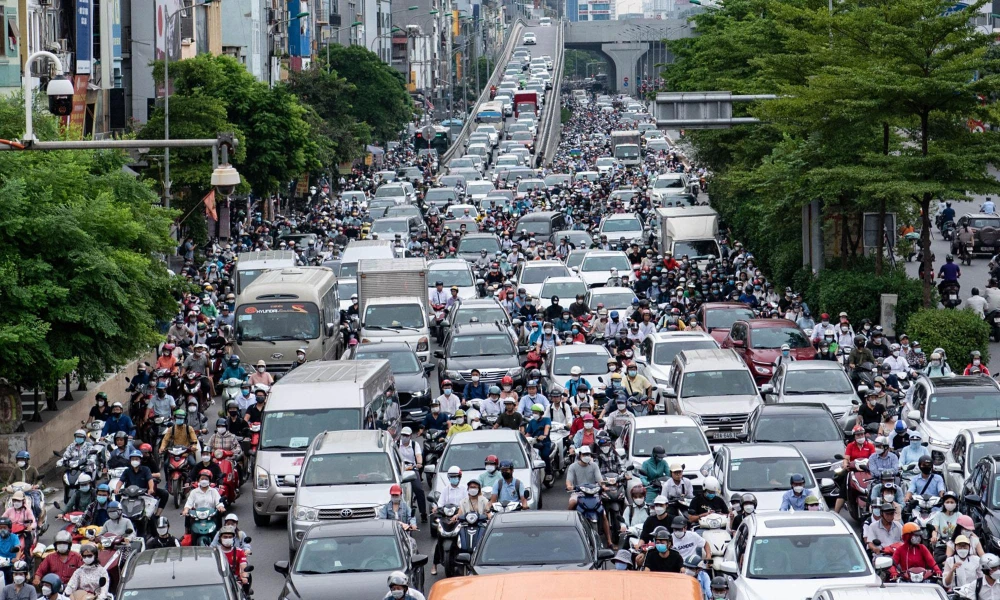 Tại khu vực Ngã Tư Sở, giao thông tắc nghẽn nghiêm trọng.