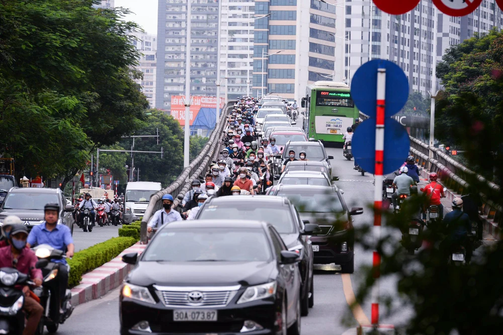 Hôm nay cũng là ngày khai giảng năm học mới 2022 - 2023, do đó tình trạng ùn tắc xảy ra ở nhiều nơi của Thủ đô.