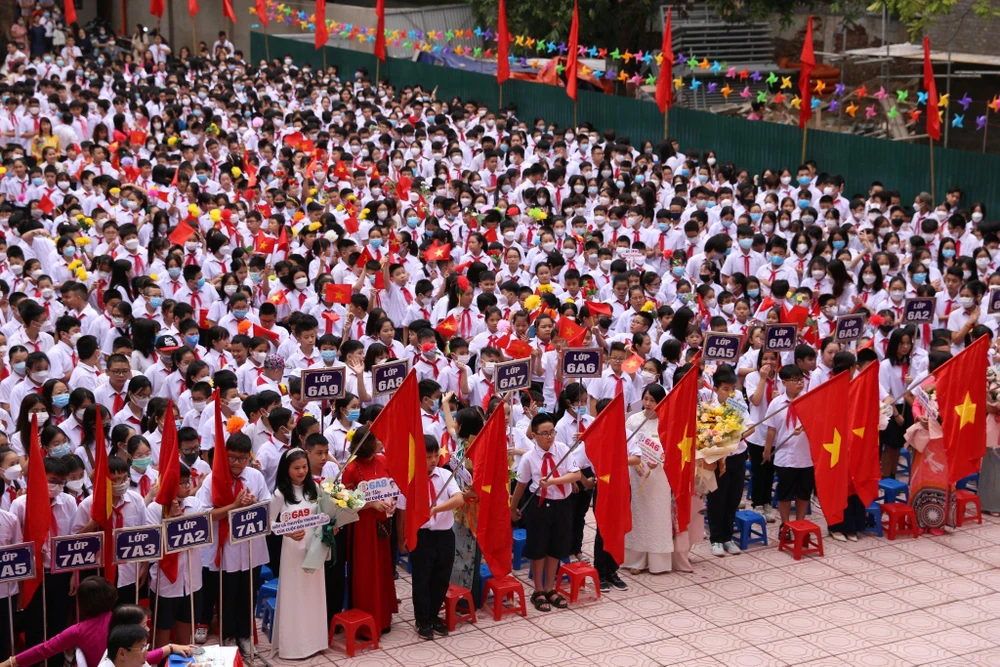 Tại Trường Trung học cơ sở Thành Công (Ba Đình, Hà Nội), không khí khai giảng cũng diễn ra trang trọng, trang nghiêm, nhưng không kém phần vui nhộn.