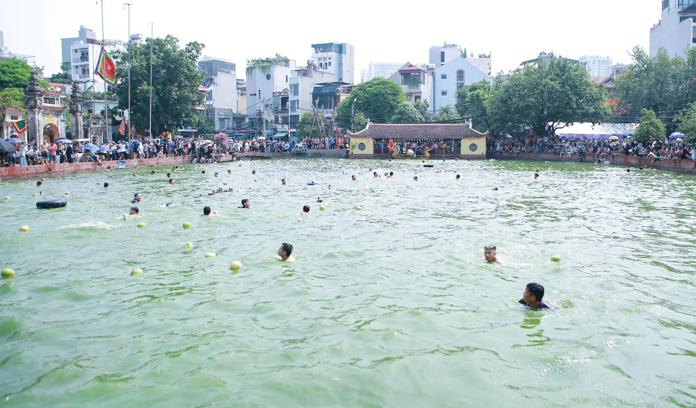 Hàng năm cứ đến ngày 12 và 13-8 âm lịch (trước rằm tháng 8) hàng nghìn người lại về làng Triều Khúc, xã Tân Triều, huyện Thanh Trì (Hà Nội) để tham dự lễ hội đặc biệt nhân dịp hóa Thánh của Đức Bố Cái Đại Vương Phùng Hưng.