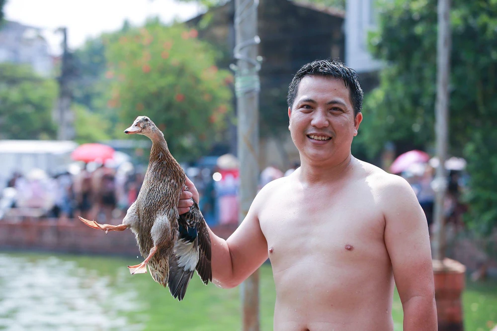 Người thắng thua đã được phân định nhưng niềm vui lớn nhất của những người tham gia cuộc thi có một không hai này chính là đã tạo ra một không gian lễ hội truyền thống hiếm có ở một làng quê ven đô như Triều Khúc.