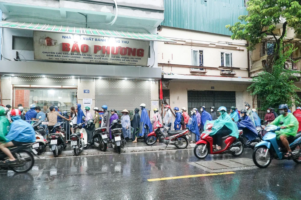 Ghi nhận vào cuối chiều ngày 8-9 (tức 13-8 âm lịch) nhiều người đã xếp hàng tại 2 tiệm bánh trung thu truyền thống Bảo Phương nằm trên đường Thụy Khuê để mua bánh. Ghi nhận vào cuối chiều ngày 8-9 (tức 13-8 âm lịch) nhiều người đã xếp hàng tại 2 tiệm bánh trung thu truyền thống Bảo Phương nằm trên đường Thụy Khuê để mua bánh.