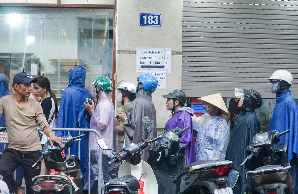 Do ngoài trời mưa nặng hạt, ai nấy cũng đều mặc áo mưa, xếp hàng kiên nhẫn chờ tới lượt để mua bằng được những chiếc bánh trung thu truyền thống. Do ngoài trời mưa nặng hạt, ai nấy cũng đều mặc áo mưa, xếp hàng kiên nhẫn chờ tới lượt để mua bằng được những chiếc bánh trung thu truyền thống.