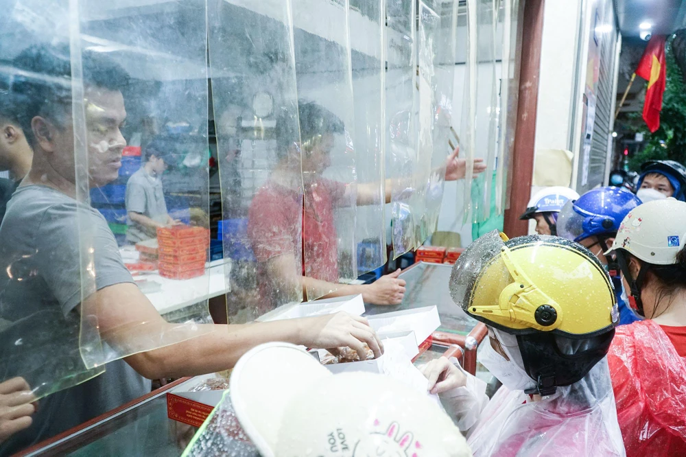 Đến hẹn lại lên, mỗi dịp Tết Trung thu cận kề, bất kể nắng mưa, nhiều người lại xếp hàng để mua bánh nướng, bánh dẻo của hiệu bánh Bảo Phương. Đến hẹn lại lên, mỗi dịp Tết Trung thu cận kề, bất kể nắng mưa, nhiều người lại xếp hàng để mua bánh nướng, bánh dẻo của hiệu bánh Bảo Phương.