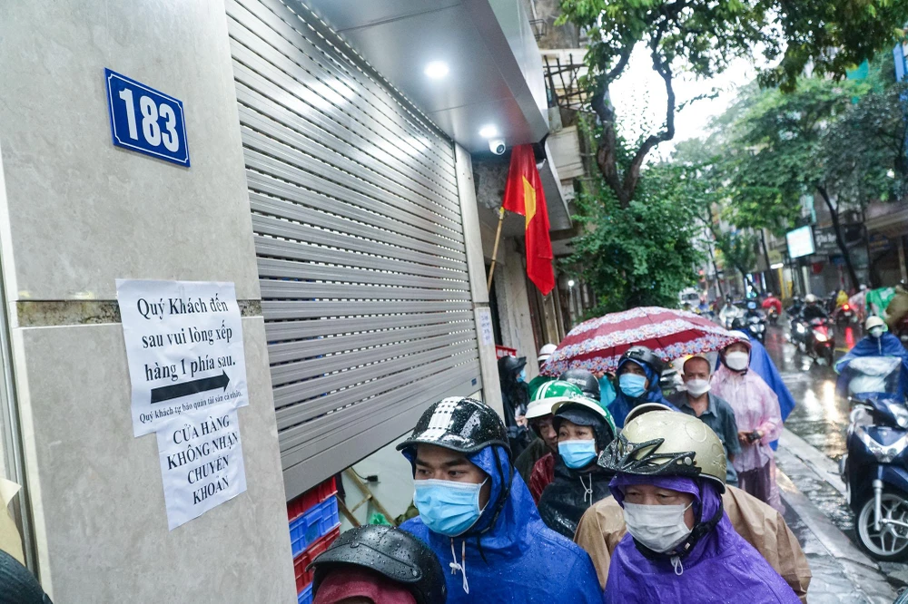 Nhằm tránh tình trạng hỗn loạn, đảm bảo trật tự và quyền lợi cho mọi người, tiệm bánh dán dòng chữ "Qúy khách đến sau vui lòng xếp hàng 1 phía sau". Nhằm tránh tình trạng hỗn loạn, đảm bảo trật tự và quyền lợi cho mọi người, tiệm bánh dán dòng chữ "Qúy khách đến sau vui lòng xếp hàng 1 phía sau".