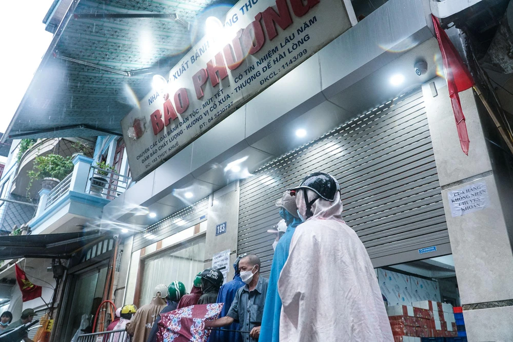 Tiệm bánh Trung thu Bảo Phương vốn nổi tiếng vì được cho rằng giữ "hồn cốt" vị Trung thu Hà Nội trong từng chiếc bánh gia truyền với công thức hơn 70 năm. Tiệm bánh Trung thu Bảo Phương vốn nổi tiếng vì được cho rằng giữ "hồn cốt" vị Trung thu Hà Nội trong từng chiếc bánh gia truyền với công thức hơn 70 năm.