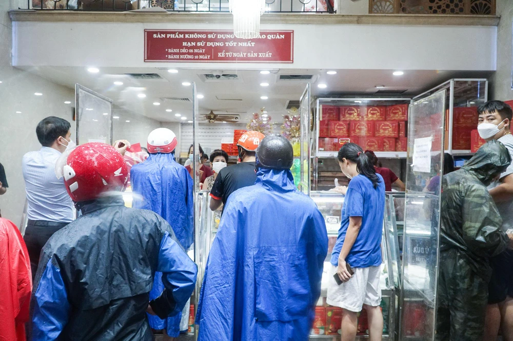 Và người Hà Nội cũng đã quen thuộc với hình ảnh mỗi dịp đến gần Tết Trung thu sẽ có hình ảnh dòng người xếp hàng dài để mua bằng được được cặp bánh nướng, bánh dẻo Bảo Phương vừa ra lò, vì muốn nếm vị cổ truyền bánh Trung thu Hà Nội bao đời nay, vì thích cái "không khí bao cấp" xếp hàng ấy. Và người Hà Nội cũng đã quen thuộc với hình ảnh mỗi dịp đến gần Tết Trung thu sẽ có hình ảnh dòng người xếp hàng dài để mua bằng được được cặp bánh nướng, bánh dẻo Bảo Phương vừa ra lò, vì muốn nếm vị cổ truyền bánh Trung thu Hà Nội bao đời nay, vì thích cái "không khí bao cấp" xếp hàng ấy.