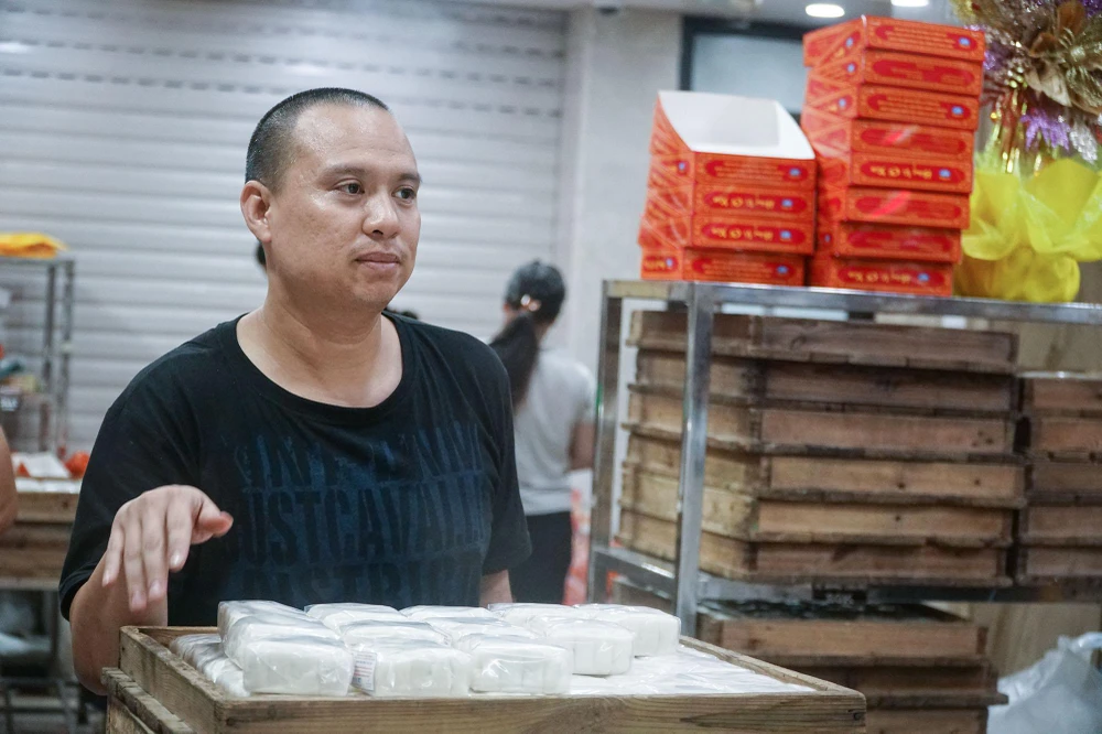 Hiện giờ, những chiếc bánh vừa ra lò đã được khách mua để làm quà biếu và ăn trong mỗi dịp trung thu. Hiện giờ, những chiếc bánh vừa ra lò đã được khách mua để làm quà biếu và ăn trong mỗi dịp trung thu.