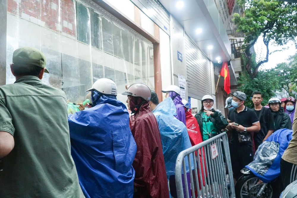 "Sau nhiều năm, thói quen ăn bánh Trung thu truyền thống vẫn không thay đổi mỗi dịp rằm tháng Tám cận kề. Từ nhỏ, tôi đã theo chân bố mẹ đi đến phố Thuỵ Khuê mua bánh Trung thu. Giờ đây, khi có gia đình, tôi vẫn thường mua bánh để biếu ông bà nội, ngoại hai bên, cũng như để gia đình thắp hương và thưởng thức hương vị truyền thống" - anh Lê Khánh một khách xếp hàng cho biết. "Sau nhiều năm, thói quen ăn bánh Trung thu truyền thống vẫn không thay đổi mỗi dịp rằm tháng Tám cận kề. Từ nhỏ, tôi đã theo chân bố mẹ đi đến phố Thuỵ Khuê mua bánh Trung thu. Giờ đây, khi có gia đình, tôi vẫn thường mua bánh để biếu ông bà nội, ngoại hai bên, cũng như để gia đình thắp hương và thưởng thức hương vị truyền thống" - anh Lê Khánh một khách xếp hàng cho biết.