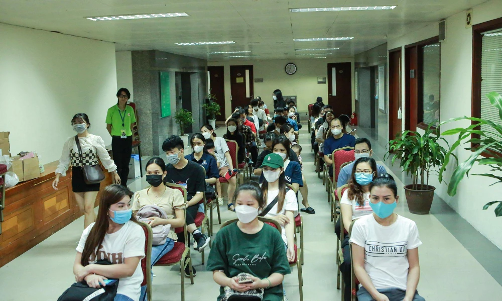 Nhiều người dân đã xếp hàng dài từ dưới sảnh tầng 1 để được đăng ký lên tham gia hiến máu trong ngày hội "Trung thu cho em".