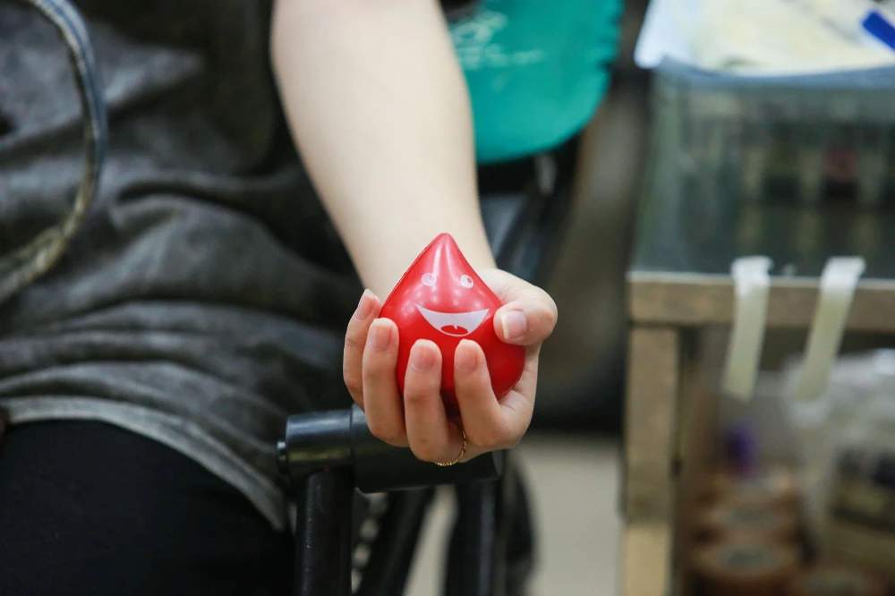 Lần đầu tiên đi hiến máu tình nguyện, bạn Nguyễn Mai Hương -sinh viên ĐH Sư phạm Hà Nội hồi hộp cho hay: “Em muốn đi hiến máu từ lâu rồi nhưng chưa có dịp đi, hôm nay biết chương trình hiến máu trung thu cho em, nên đã cùng bạn đến đây tham gia. Em thấy việc hiến máu tình nguyện vào ngày này rất ý nghĩa, khi đó cũng là món quà gửi tặng đến các em nhỏ đang chống chọi với các căn bệnh”.