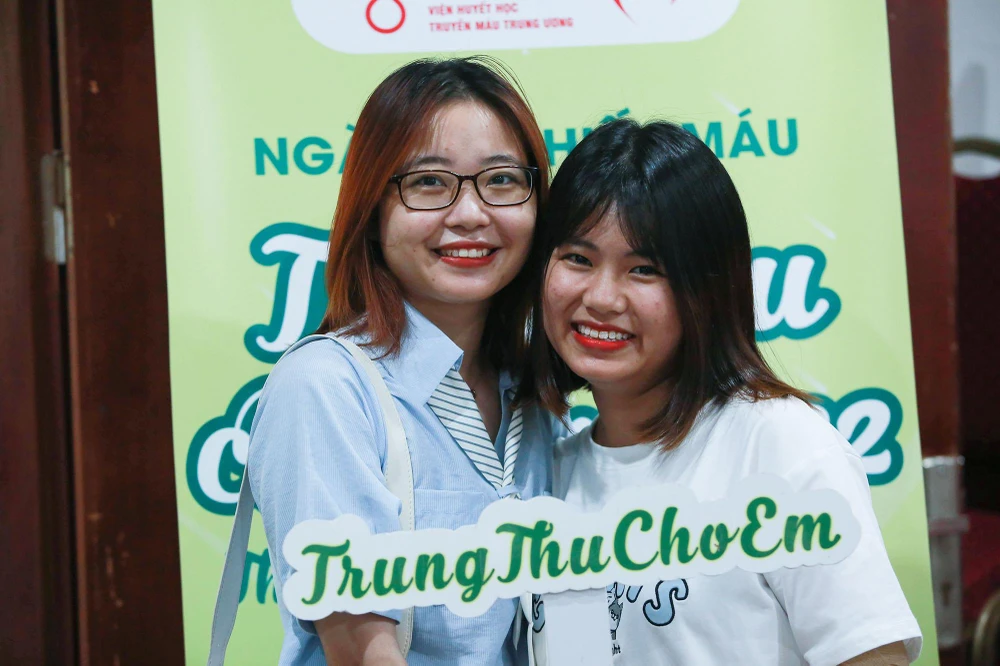 Hai bạn trẻ vui mừng chụp ảnh lưu niệm sau khi đã hoàn thành công việc thiện lành, đầy ý nghĩa của mình.