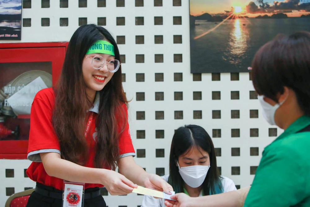 Đội ngũ tình nguyện viên nhiệt tình giúp đỡ, hướng dẫn những người tham gia hiến máu.