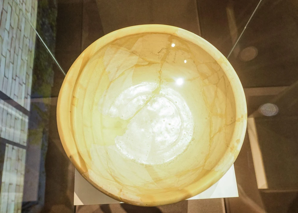 Trưng bày lựa chọn giới thiệu một số loại hình đồ gốm sứ tiêu biểu, đặc sắc trong Hoàng cung Thăng Long. Đó là những đồ dùng, vật dụng không thể thiếu, có vai trò rất quan trọng trong đời sống Hoàng cung, từ cuộc sống sinh hoạt thường nhật đến các yến tiệc của nhà vua và triều đình trong các dịp đại lễ, sinh nhật vua, lễ đăng quang của nhà vua... Trưng bày lựa chọn giới thiệu một số loại hình đồ gốm sứ tiêu biểu, đặc sắc trong Hoàng cung Thăng Long. Đó là những đồ dùng, vật dụng không thể thiếu, có vai trò rất quan trọng trong đời sống Hoàng cung, từ cuộc sống sinh hoạt thường nhật đến các yến tiệc của nhà vua và triều đình trong các dịp đại lễ, sinh nhật vua, lễ đăng quang của nhà vua...