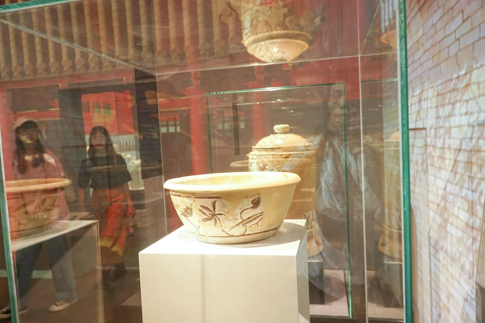 Đây là hoạt động dịp kỷ niệm 50 năm thực hiện Công ước về Bảo vệ Di sản Văn hóa và Thiên nhiên thế giới (Công ước 1972) và 20 năm nghiên cứu, bảo tồn, phát huy giá trị di sản Hoàng thành Thăng Long. Trưng bày gồm ba không gian: Không gian giới thiệu các hiện vật thời Lý- Trần; không gian giới thiệu hiện vật thời Lê sơ, Mạc, Lê Trung Hưng; không gian phía ngoài tạo điểm nhấn với các hiện vật lần đầu tiên giới thiệu tới công chúng. Đây là hoạt động dịp kỷ niệm 50 năm thực hiện Công ước về Bảo vệ Di sản Văn hóa và Thiên nhiên thế giới (Công ước 1972) và 20 năm nghiên cứu, bảo tồn, phát huy giá trị di sản Hoàng thành Thăng Long. Trưng bày gồm ba không gian: Không gian giới thiệu các hiện vật thời Lý- Trần; không gian giới thiệu hiện vật thời Lê sơ, Mạc, Lê Trung Hưng; không gian phía ngoài tạo điểm nhấn với các hiện vật lần đầu tiên giới thiệu tới công chúng.