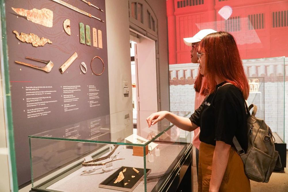 Các báu vật đều được giới thiệu tỉ mỉ, để du khách có thể nắm được thông tin và hiểu hơn. Các báu vật đều được giới thiệu tỉ mỉ, để du khách có thể nắm được thông tin và hiểu hơn.