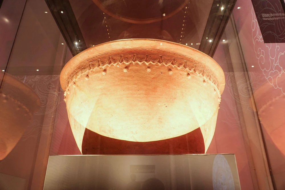 Chiếc chậu lớn đựng nước, vai trang trí khắc chìm văn đồng tiền và đắp nổi văn cánh sen thời Trần, thế kỷ XII – XIV. Chiếc chậu lớn đựng nước, vai trang trí khắc chìm văn đồng tiền và đắp nổi văn cánh sen thời Trần, thế kỷ XII – XIV.