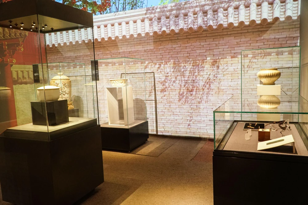 Những vật dụng được bảo vệ trong các hộp kính rất cẩn thận. Những vật dụng được bảo vệ trong các hộp kính rất cẩn thận.