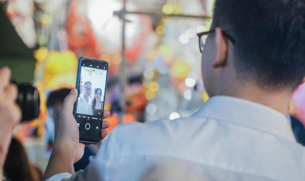 Tương truyền, dưới thời nhà Lý, nhà vua nước Việt xưa muốn tạ ơn thần Rồng đã mang đến mùa màng bội thu nên đã tổ chức lễ Trung thu. Còn giai thoại của Trung Quốc kể rằng Trung thu là dịp tưởng nhớ chuyện tình của Hằng Nga và chàng Hậu Nghệ, hay mối tình đầy đau thương của vua Đường Huyền Tông và Dương Quý Phi...