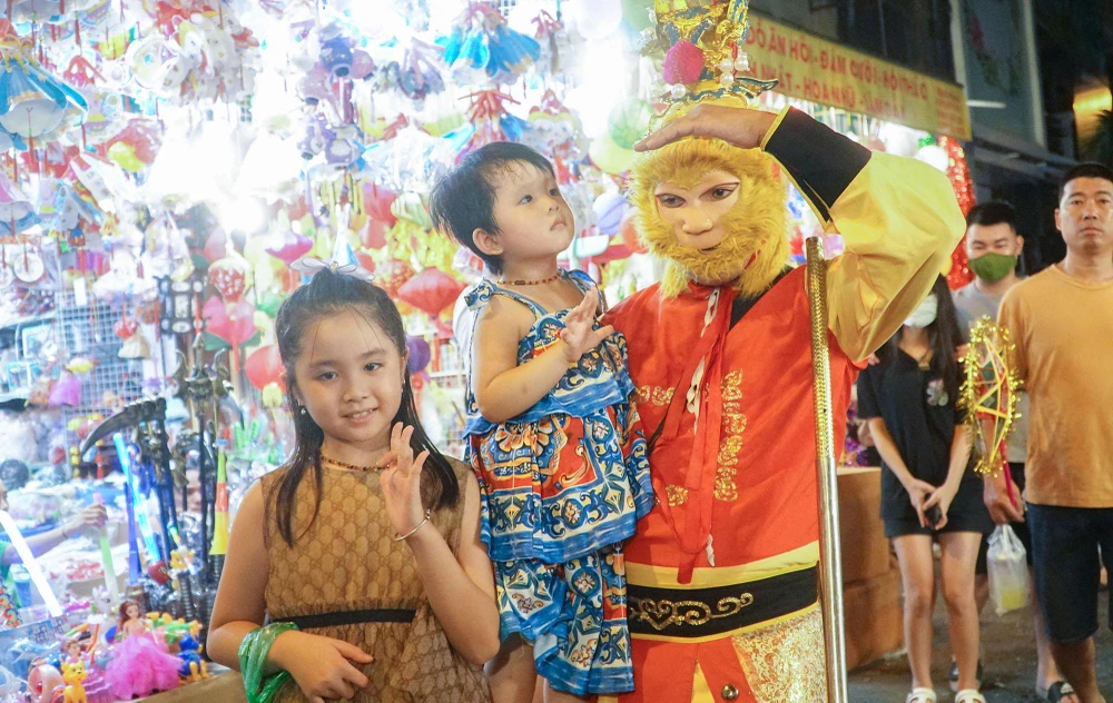 Cứ mỗi năm đến dịp Tết Trung thu, trẻ con khắp Hà Nội lại được cha mẹ dẫn lên Hàng Mã và các phố cổ lân cận. Dưới ánh trăng tròn rực sáng các em cùng nhau rước đèn, phá cỗ và chơi các trò dân gian.