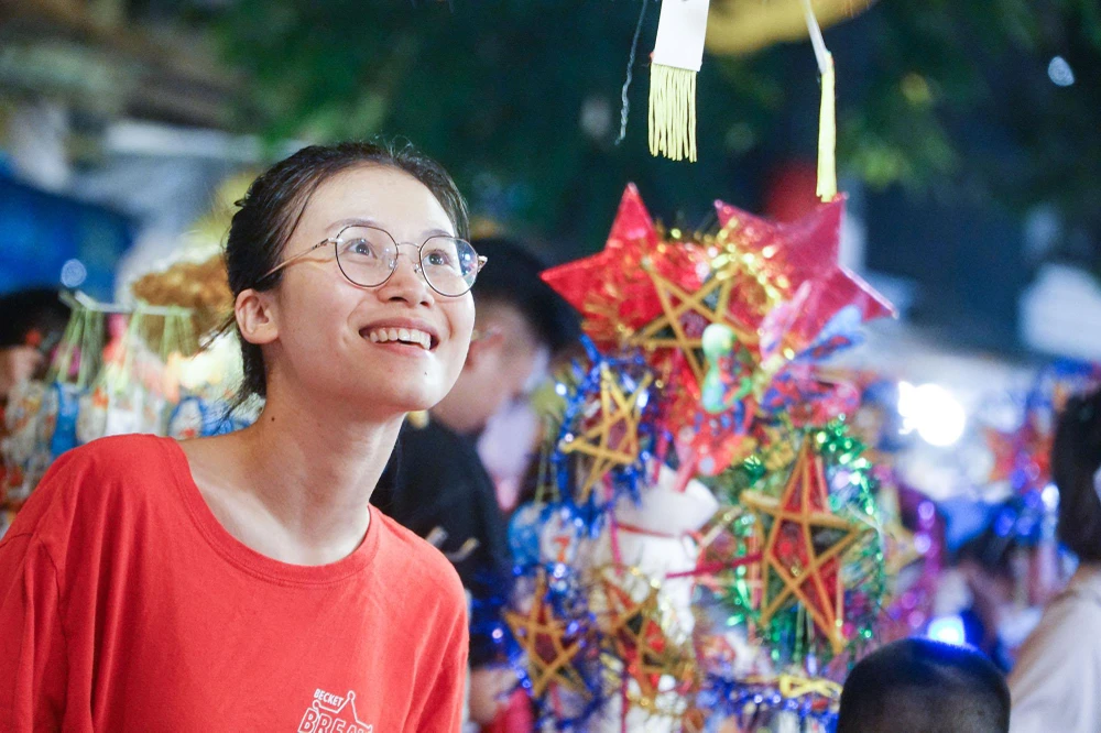 Đêm Trung thu không thể thiếu những đồ chơi như đèn ông sao, mặt nạ, đèn kéo quân… và đặc biệt không thể thiếu ông tiến sĩ giấy và hai ông đánh gậy đứng bên cạnh. Đó là biểu tượng cho sự ham học mà người đời muốn truyền lại cho thế hệ mai sau.