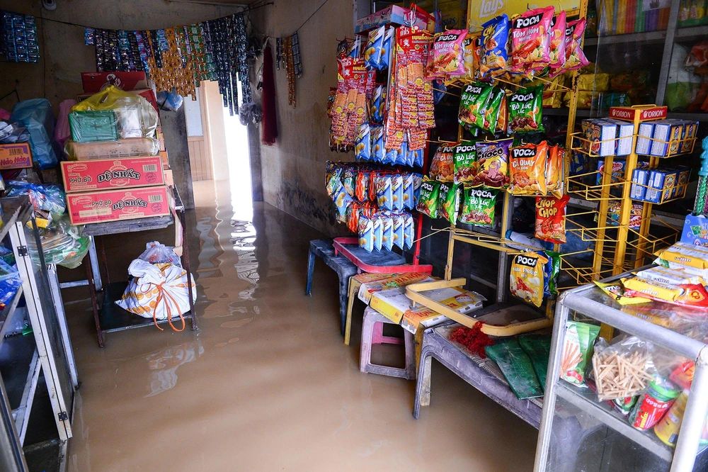 Phòng Kinh tế hạ tầng UBND huyện Chương Mỹ (Hà Nội) đã có báo cáo nhanh về trận lũ tràn về đêm 8-9 khiến nhiều hộ dân phải sơ tán khẩn cấp. Theo đó, khoảng 11h ngày 8-9, lũ từ rừng ngang Hòa Bình bắt đầu đổ về khiến mực nước sông Bùi dâng lên rất nhanh. Đến 20h10 cùng ngày, nước trên sông Bùi lên 6m, vượt báo động 1; đến 22h30, tiếp tục lên 6,5 m, vượt báo động 2. Tính đến sáng nay (9-9), nước sông Bùi vẫn ở mức 7,79 m, dưới báo động 3.