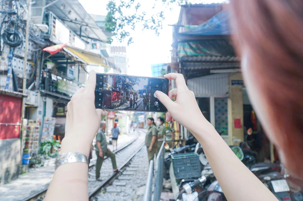 Đáng nói, đây không phải là lần đầu tiên đặt ra vấn đề vi phạm hành lang an toàn đường sắt tại phố cà phê đường tàu, trước đó, đã nhiều lần các cơ quan quản lý đường sắt và chính quyền địa phương vào cuộc xử lý.