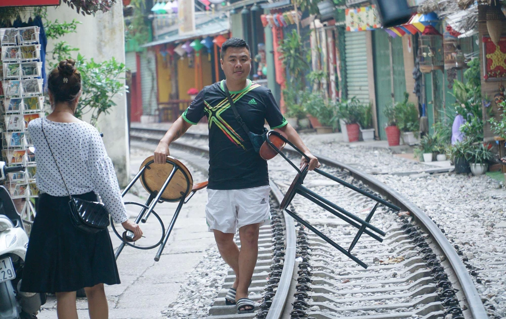 Một số chủ kinh doanh dọn dẹp bàn ghế.