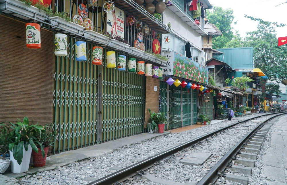 Phố cà phê đường tàu chủ yếu nằm dọc theo ba phường: Điện Biên Phủ (quận Ba Đình), Hàng Bông, Cửa Nam (quận Hoàn Kiếm) thu hút rất đông du khách đến vui chơi, quay phim, chụp ảnh. Riêng trên địa bàn quận Hoàn Kiếm có trên 30 cửa hàng kinh doanh cà phê, giải khát.