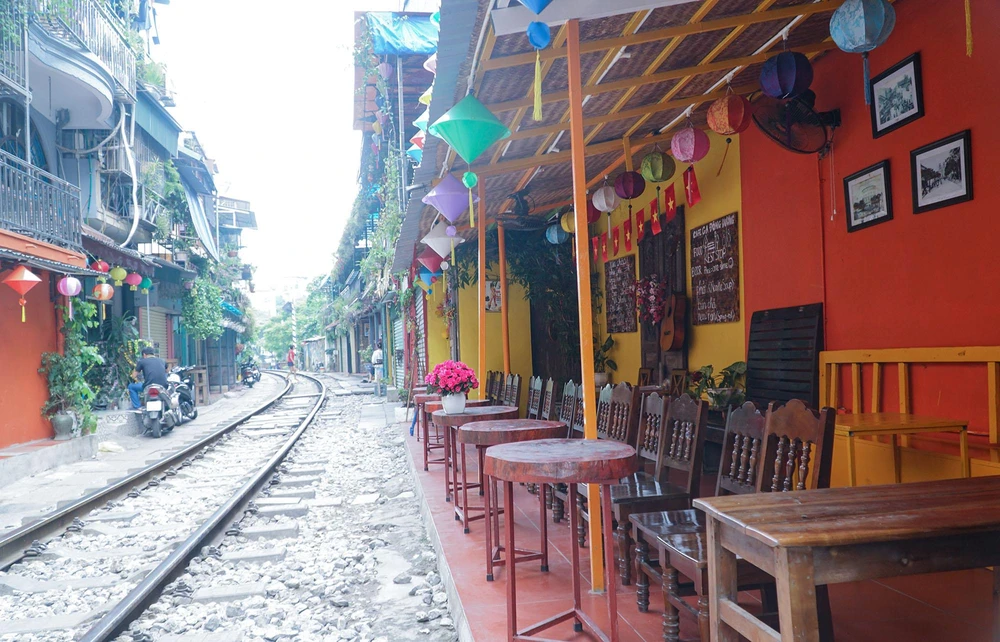 Vài cửa hàng vẫn bày biện, nhưng vắng bóng khách lui tới.