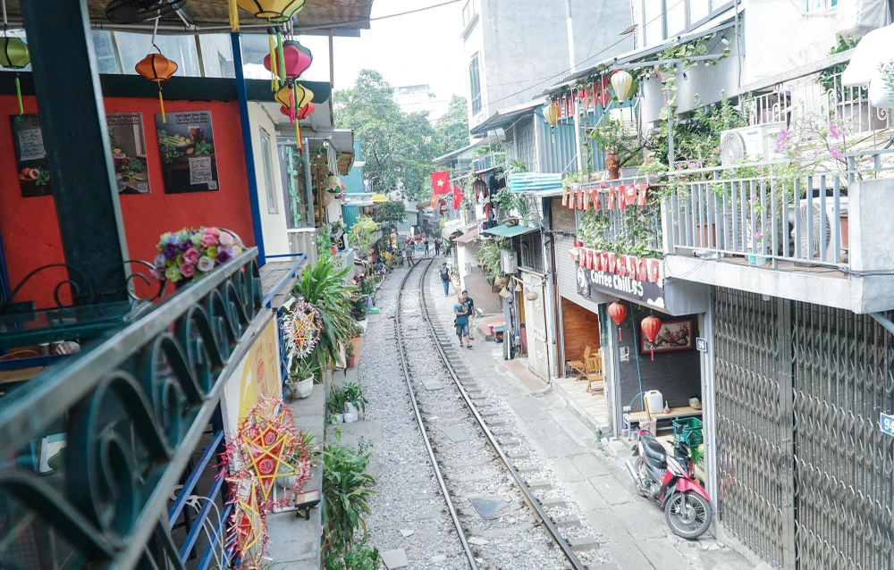 Ghi nhận vào sáng nay (15-9), hàng loạt quán cà phê ở "phố đường tàu" quận Hoàn Kiếm, TP Hà Nội đã đóng cửa hàng loạt.