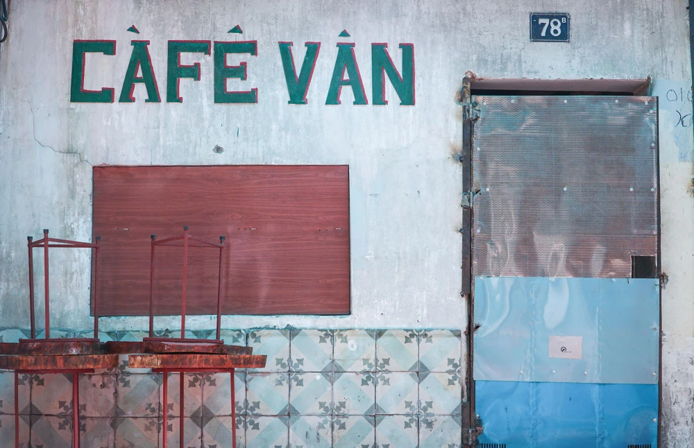 Bàn ghế tại một quán cà phê được xếp gọn gàng, cửa đóng kín mít.