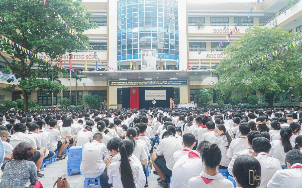 Học sinh hào hứng trong buổi tuyên truyền về an toàn giao thông ảnh 1
