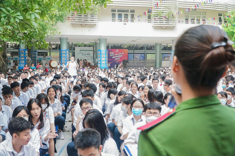 Học sinh hào hứng trong buổi tuyên truyền về an toàn giao thông ảnh 6