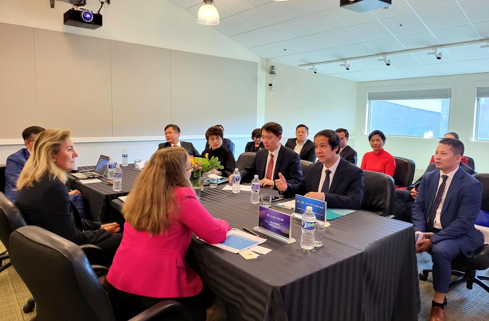 Bộ trưởng làm việc với Tập đoàn Intel. Ảnh: CTV