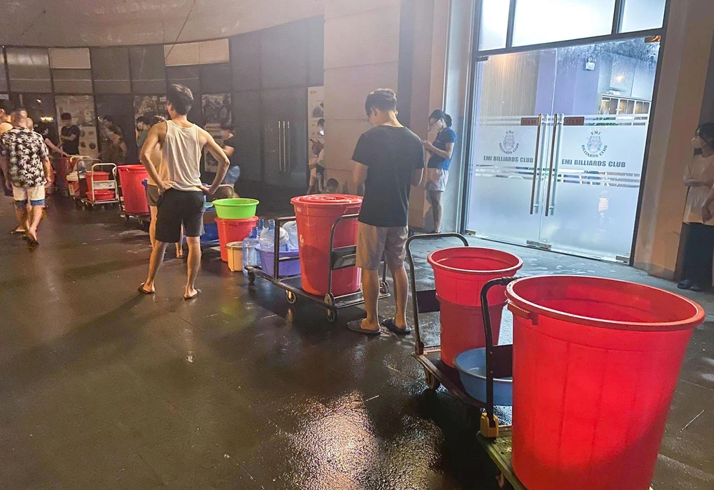 “18 giờ vợ chồng tôi tan làm về đến nhà, không có nước cả nhà đưa nhau ra ngoài ăn chờ đêm muộn vãn người xuống xách nước về tắm gội. Ai ngờ, khi tôi xuống vẫn có hàng trăm người cầm theo xô lớn, xô nhỏ đứng đợi nước”- một người dân ở đây chia sẻ.