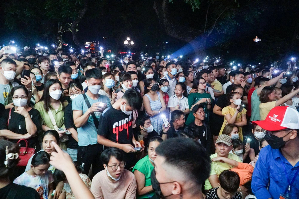 Tất cả đều mong muốn được đón xem một đêm ca nhạc với sự góp mặt của nhiều ca sĩ nổi tiếng, đặc biệt là ca sĩ Tuấn Hưng.