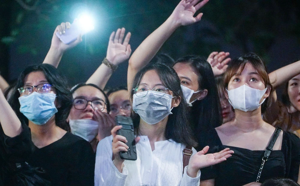 Ngay từ tối, dòng người đổ về đây tấp nập, đa số những người đến đây đều là giới trẻ.