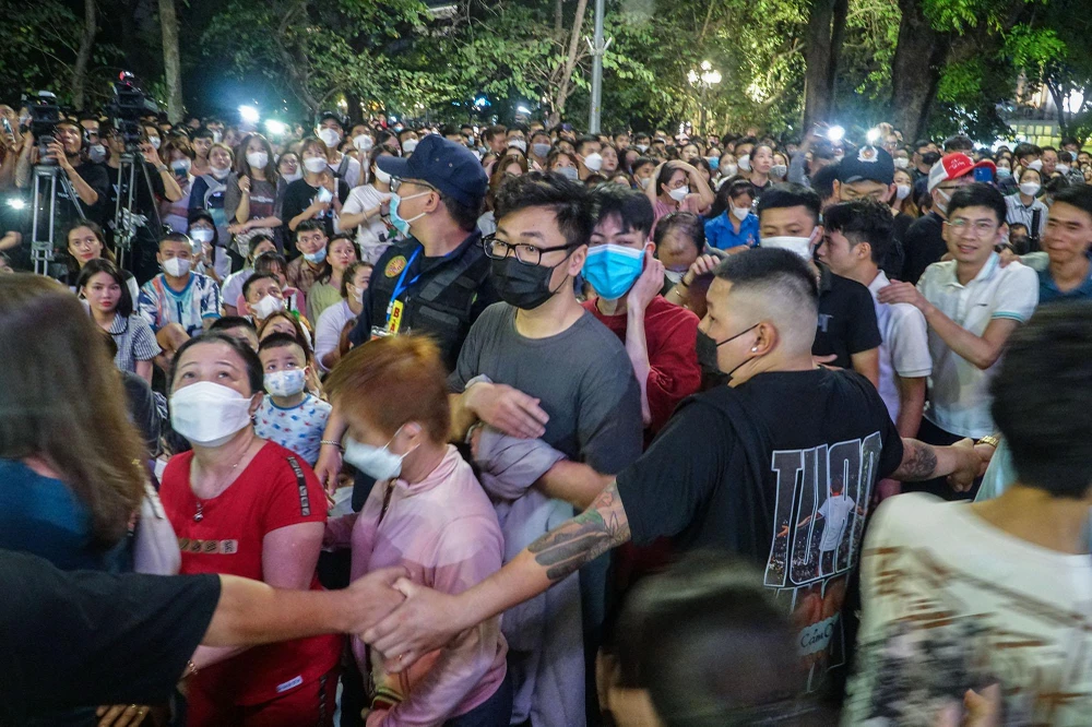 Tại đây, lực lượng bảo vệ đã tạo thành một hàng "barie mềm" để phân luồng cho người dân đi qua.