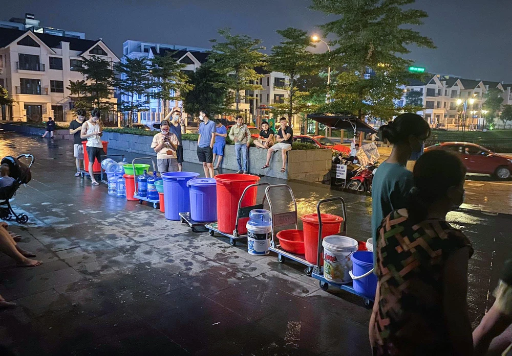 Trong sáng nay ban quản lý toà nhà và đơn vị cung cấp nước sạch cùng kiểm tra họng cấp nước cho khu chung cư Hateco thì thấy nước chưa về đến đồng hồ của dự án.