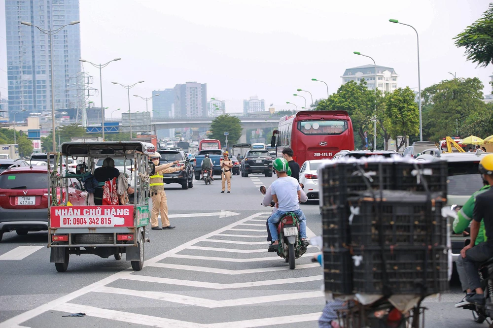 Trong ngày 26-9, rất nhiều tài xế đã cho ô tô di chuyển vào làn khẩn cấp, thậm chí một số người còn điều khiển xe máy, xe ba gác đi lên tuyến đường không dành cho phương tiện này.