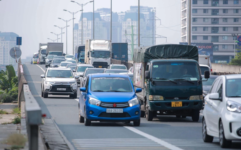 Để giải quyết tình trạng ùn tắc giao thông, từ ngày 20-9 đến 20-10, Cục CSGT chủ trì, phối hợp với Phòng CSGT TP Hà Nội ra quân thí điểm sử dụng mô tô chuyên dụng cùng thiết bị ghi hình tuần tra trên Vành đai 3 (từ cầu Thanh Trì đến cầu Thăng Long). Thời gian đầu triển khai, lực lượng CSGT tập trung tuyên truyền, sử dụng loa để nhắc nhở các chủ phương tiện đi đúng làn đường.