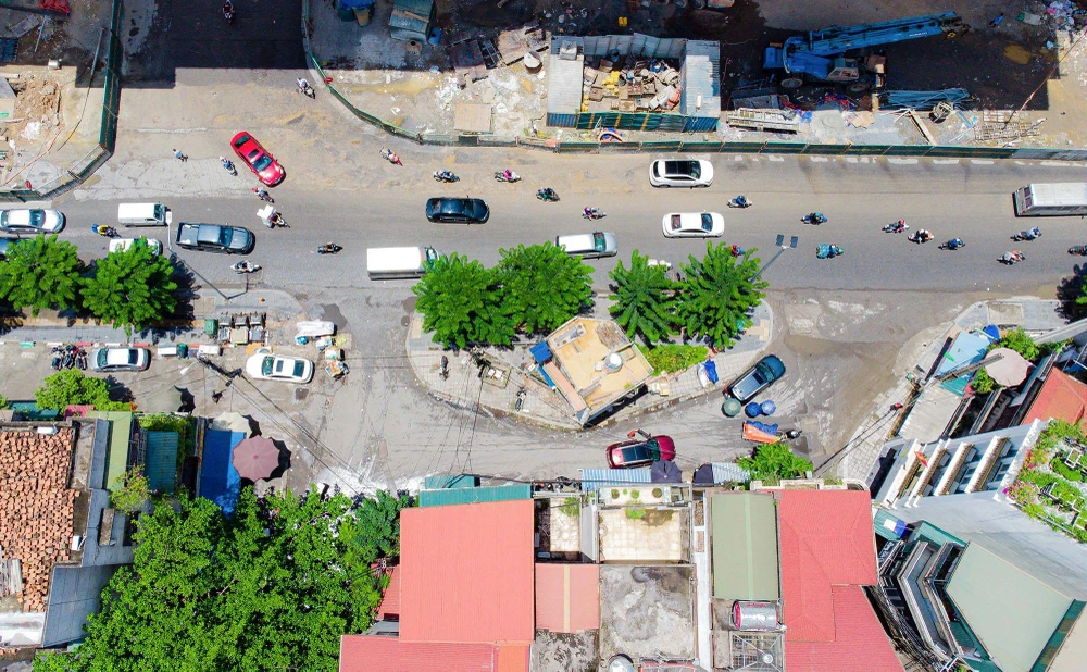 Sau khi đường Vành đai 2 được mở rộng, tại phố Đại La (Hà Nội) có nhiều ngôi nhà trong ngõ đã ra mặt đường lớn.