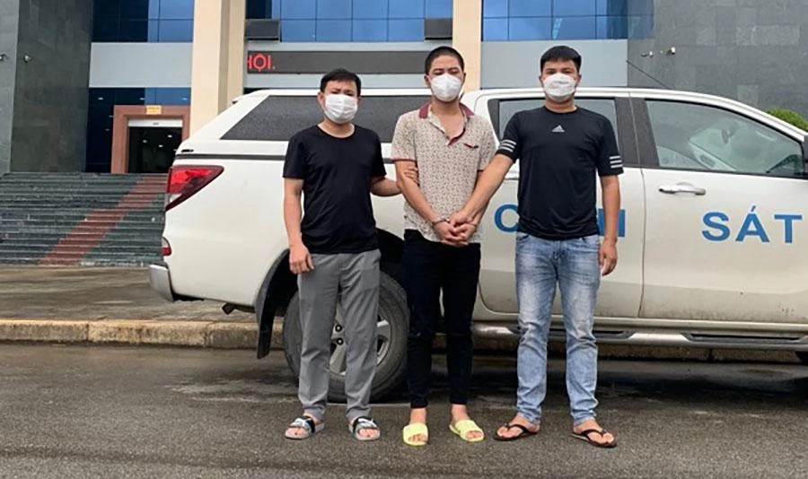 Bị can Phạm Tú Uyên (giữa) tại thời điểm bị bắt. Ảnh CACC