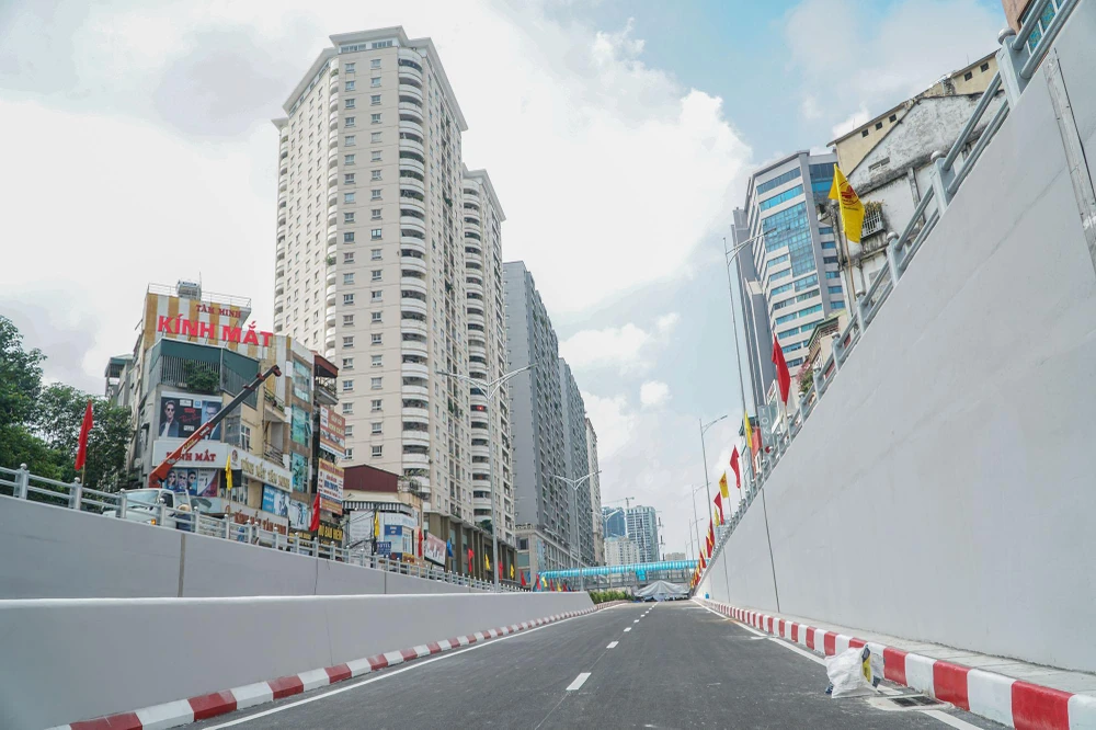 Hầm chui tại nút giao Lê Văn Lương - vành đai 3 là dự án giao thông trọng điểm được khởi công từ tháng 10-2020, hầm dài 475 m.